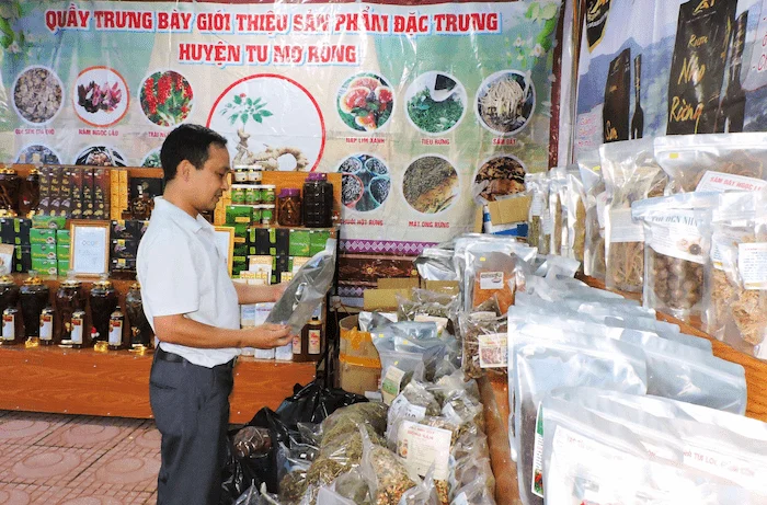 Quầy trưng bày sản phẩm dược liệu huyện Tu Mơ Rông
