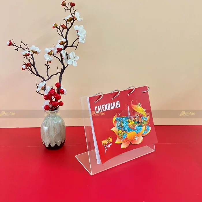 Lịch để bàn đế gỗ và lịch để bàn đế mica - Nên chọn loại nào cho món quà doanh nghiệp?