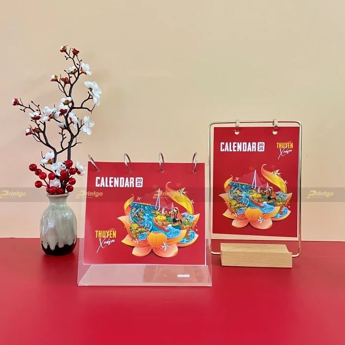 Lịch để bàn đế gỗ và lịch để bàn đế mica - Nên chọn loại nào cho món quà doanh nghiệp?