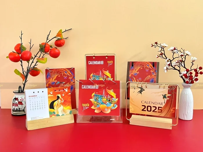 Lịch để bàn đế gỗ và lịch để bàn đế mica - Nên chọn loại nào cho món quà doanh nghiệp?
