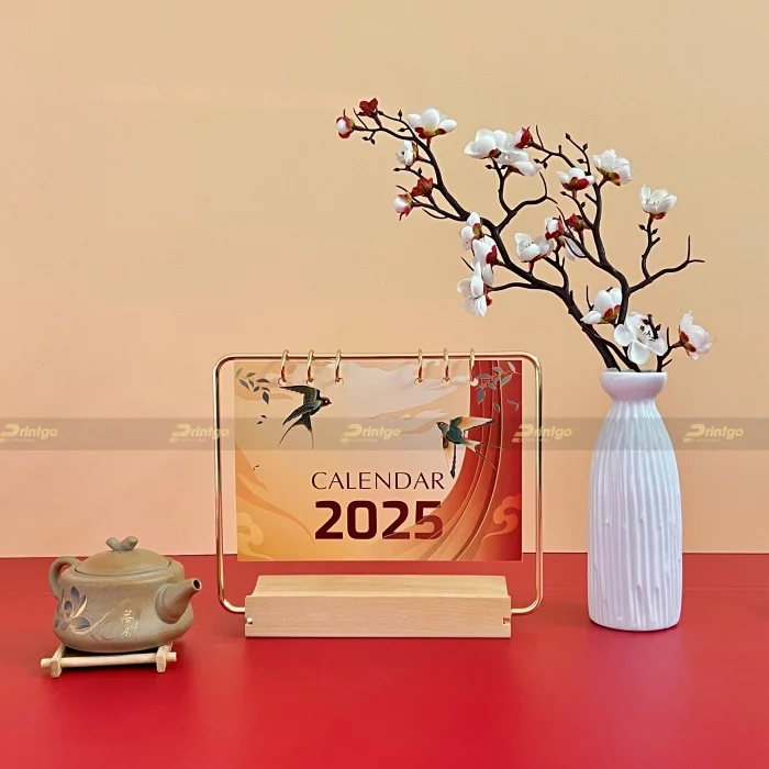 Lịch để bàn đế gỗ và lịch để bàn đế mica - Nên chọn loại nào cho món quà doanh nghiệp?
