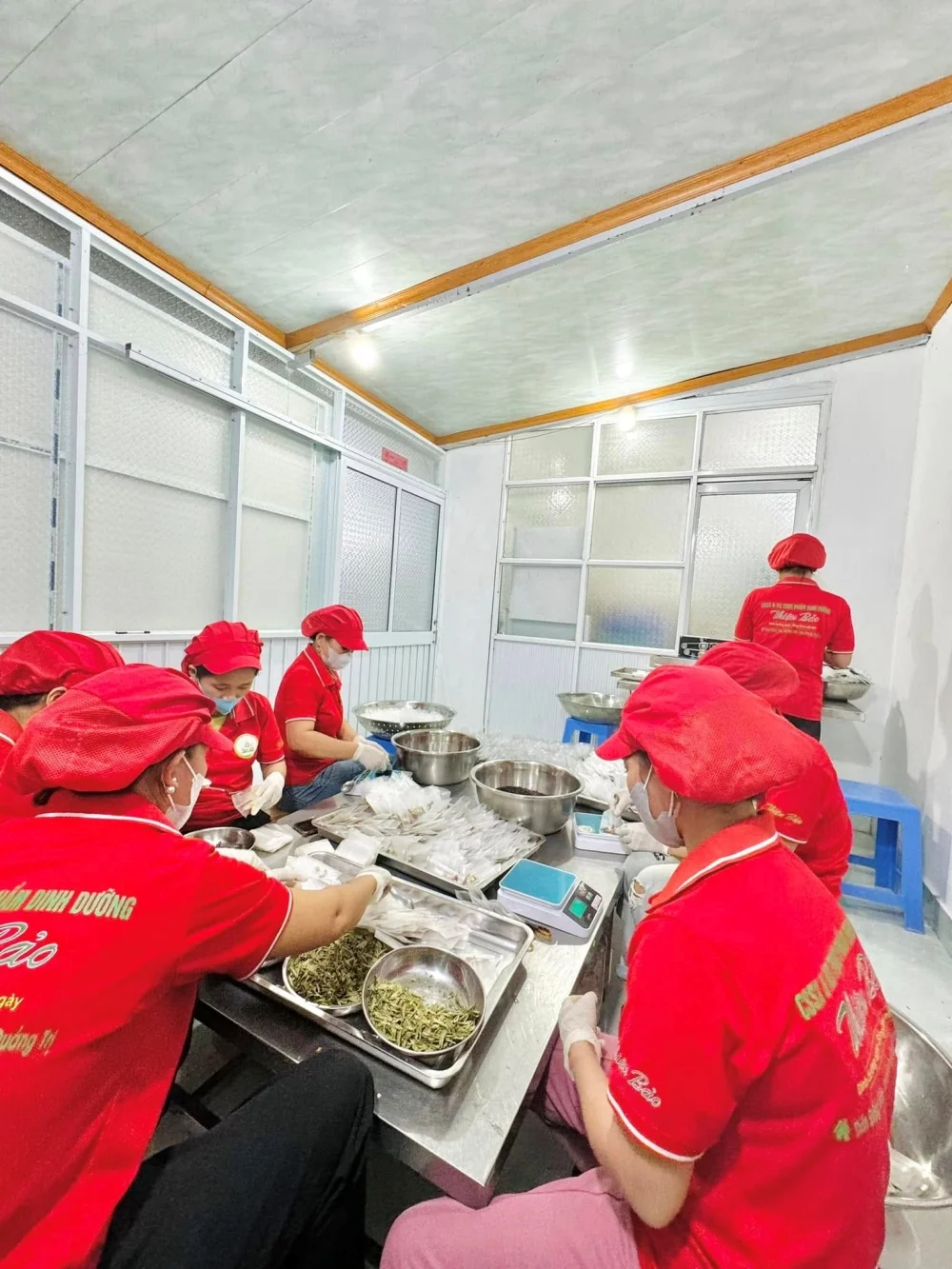 Dự án thiết kế và in ấn hộp mỳ rau củ cầu vồng Thiện Bảo