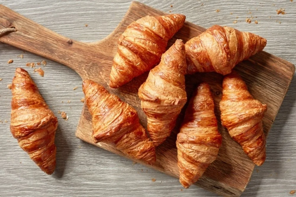 Bánh croissant - dấu ấn thiết kế logo thương hiệu Tonton Bakery