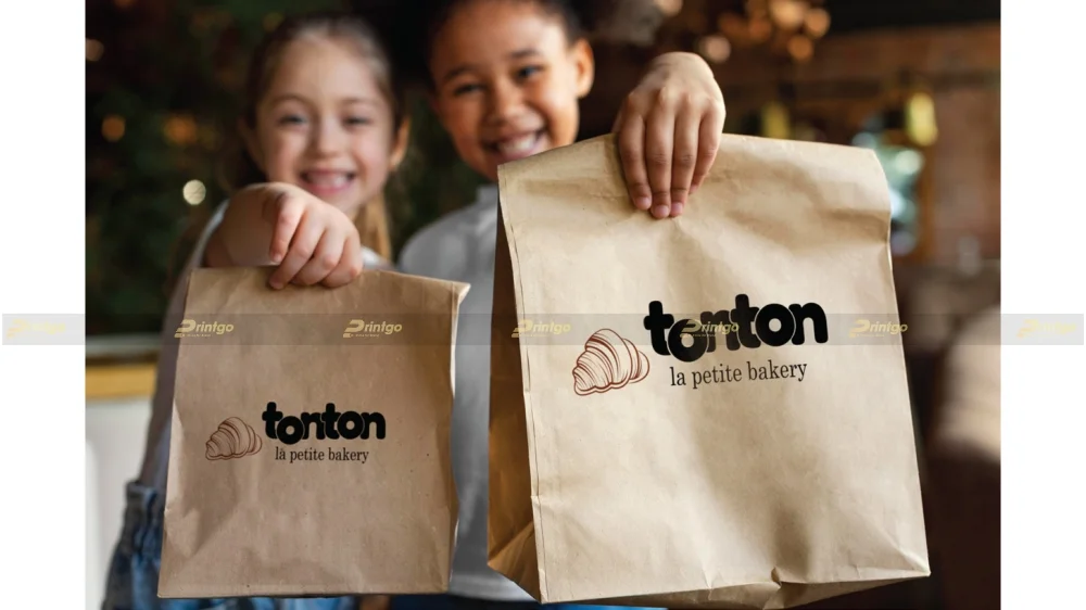 Mockup logo thương hiệu Tonton Bakery trên túi giấy