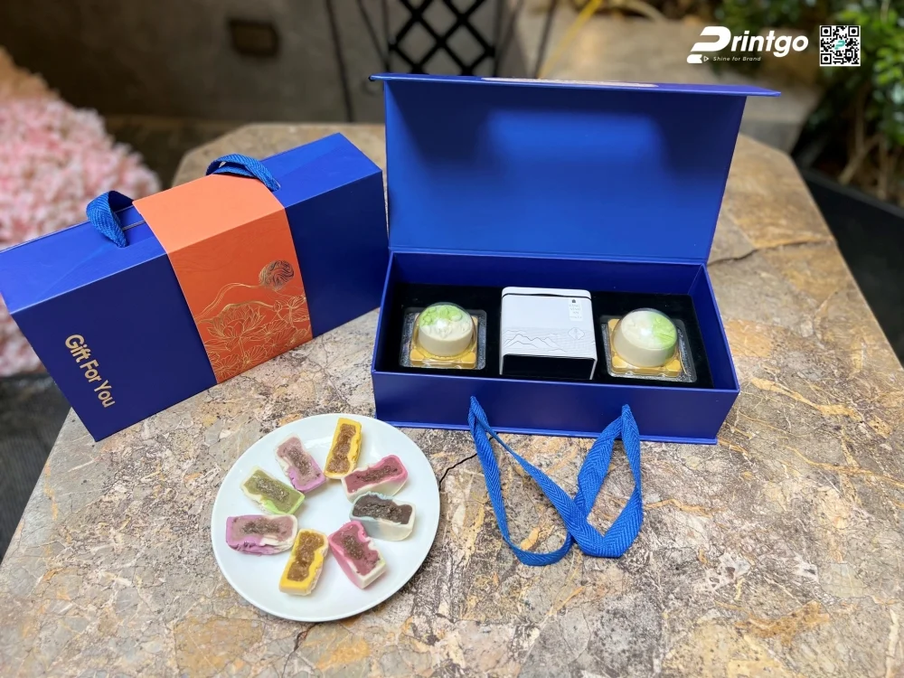 Hộp bánh trung thu của G4U nổi bật với sắc xanh cobalt