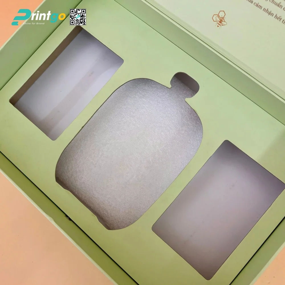 Khay định hình được bế theo hình hộp đựng mật ong Phương Di, đảm bảo sự chắc chắn