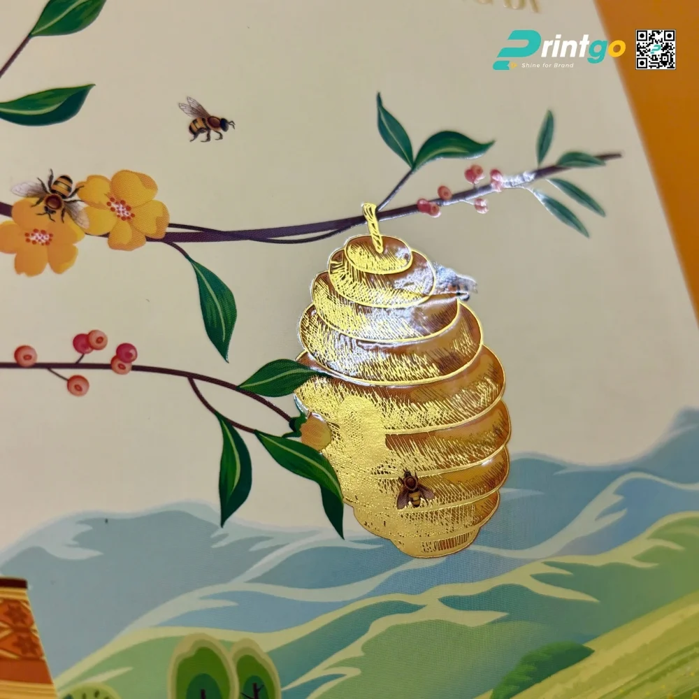 Gia công phủ UV hoạ tiết giúp hộp đựng mật ong Phương Di sang trọng