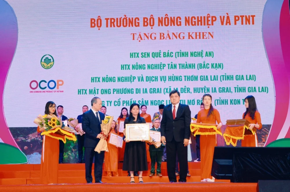 HTX mật ong Phương Di nhận bằng khen OCOP