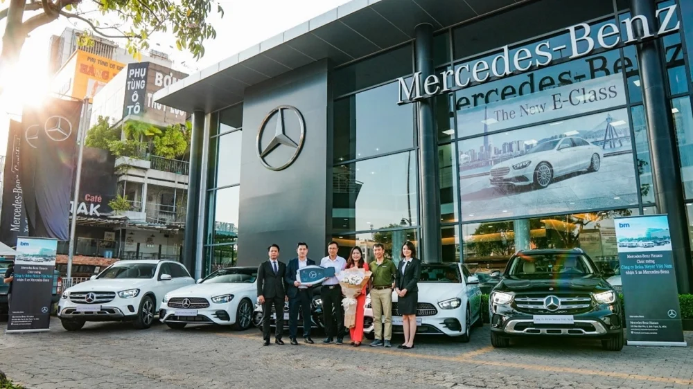 Mercedes-Benz Haxaco trao xe cho khách