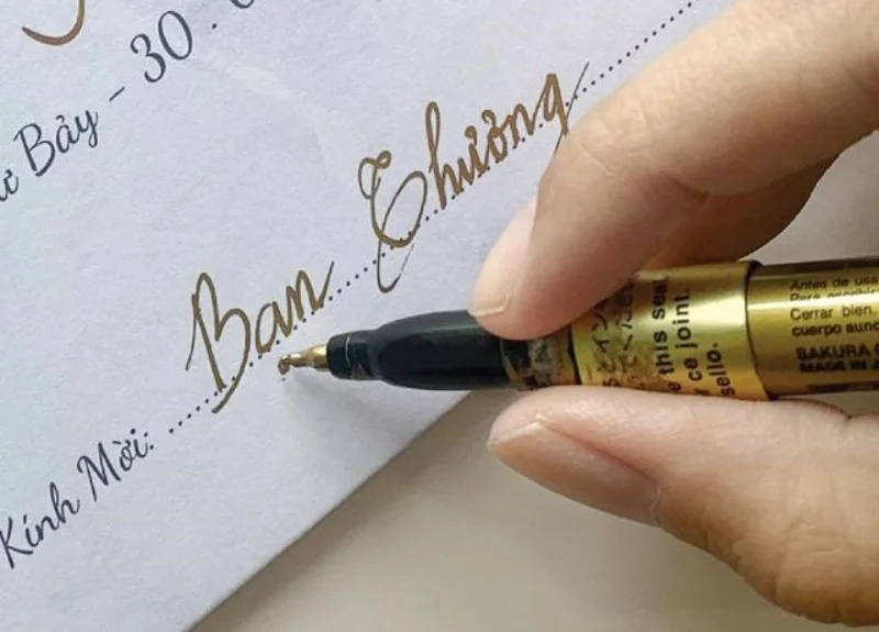 Bút nhũ tạo hiểu ứng nổi bật, dễ dàng thu hút ánh nhìn 