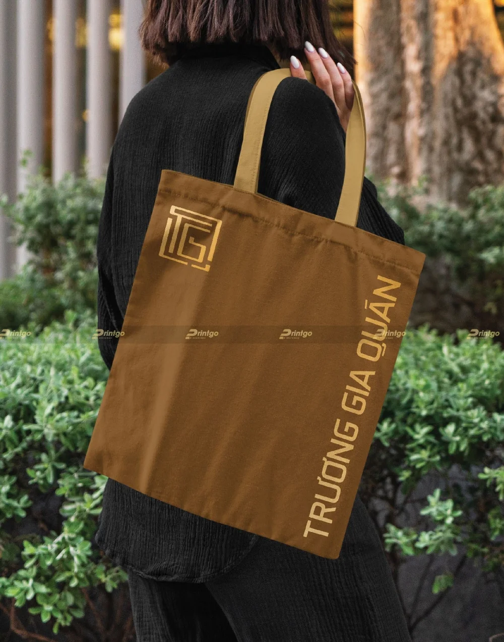 Mockup logo Trương Gia Quán trên túi xách