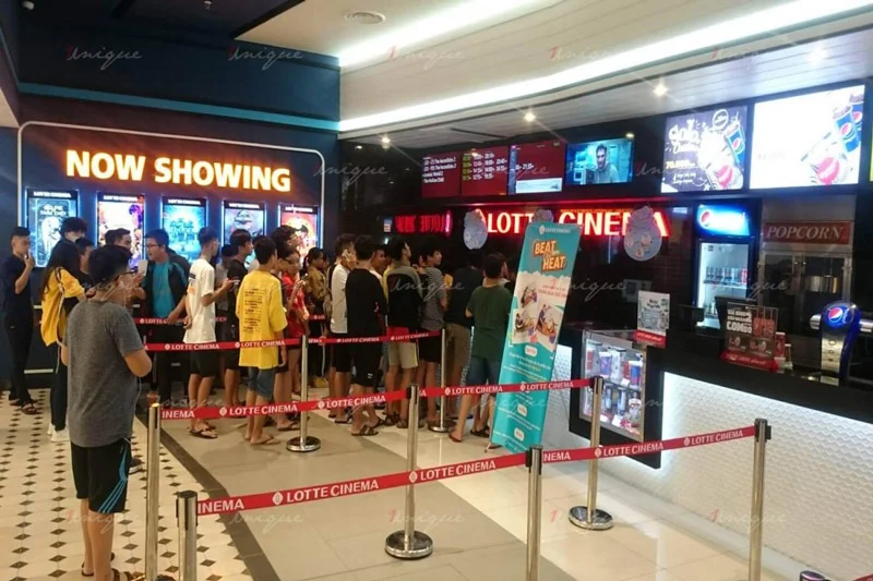 ứng dụng standee tại rạp chiếu phim