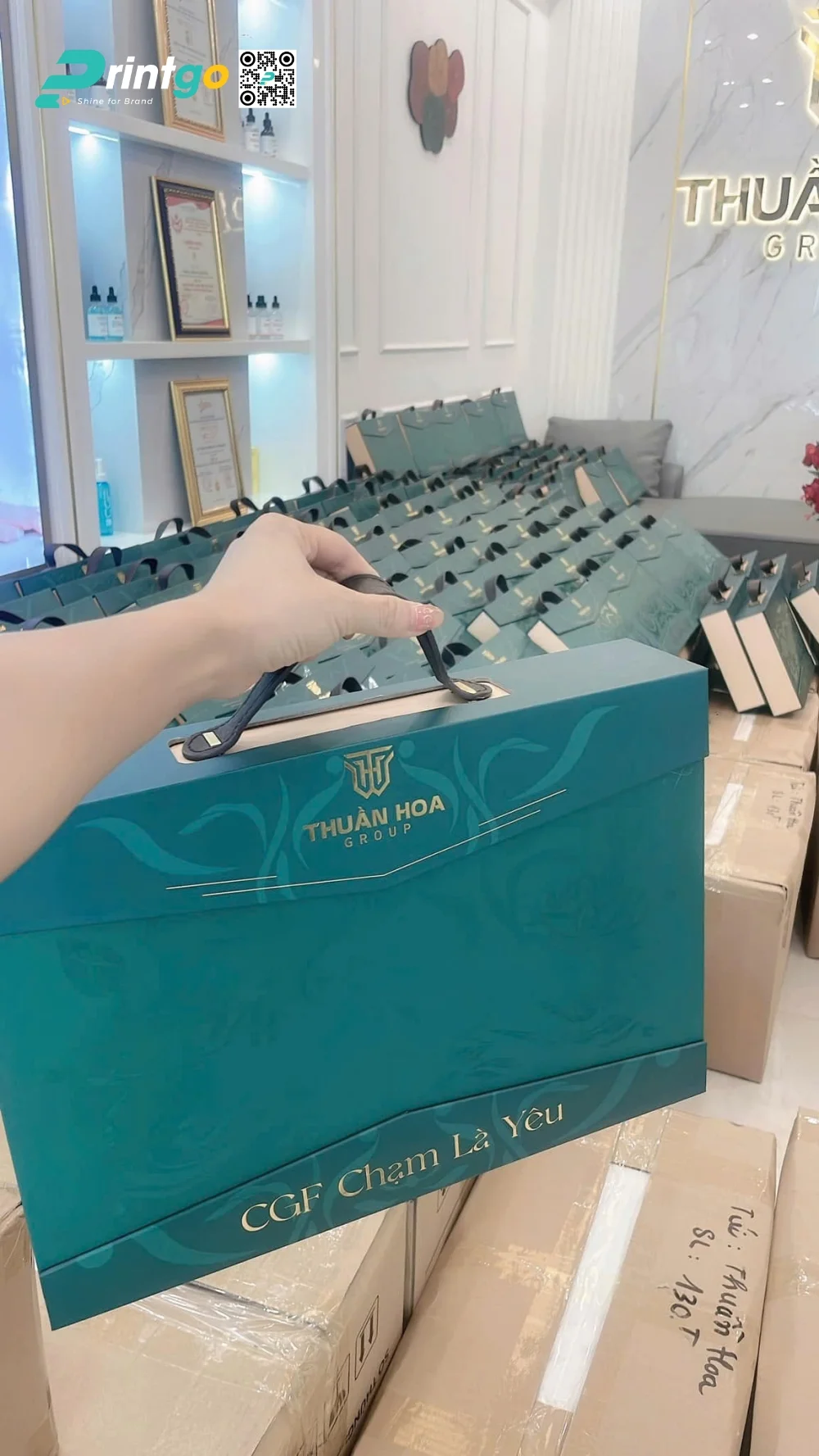 Hộp bánh trung thu Thuần Hoa Group với quai xách sang trọng
