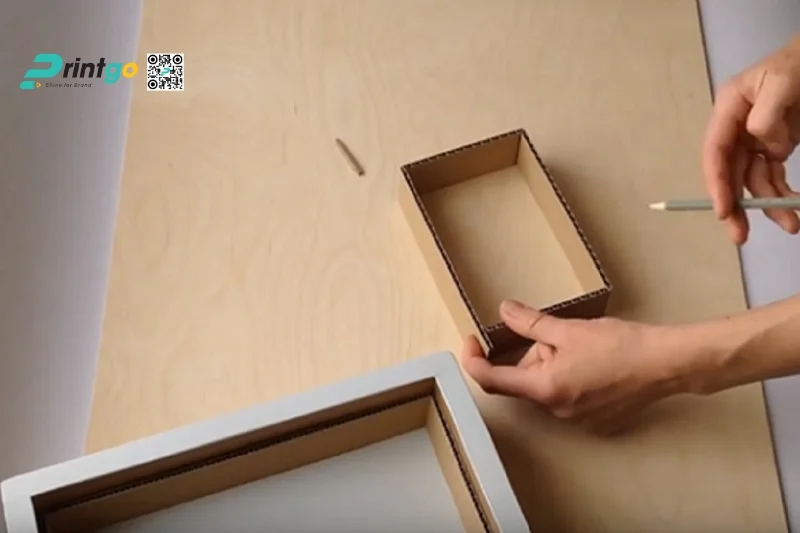 Cắt thùng giấy thành các mảnh theo kích thước 