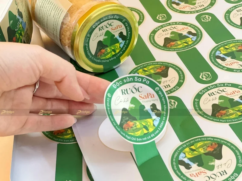 Tem nhãn dán bao bì áp dụng kỹ thuật cán màng