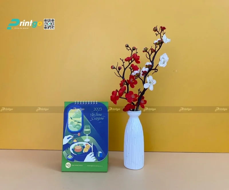 Mẫu lịch để bàn chữ A thương hiệu Skyline Cuisine giàu tính biểu tượng 