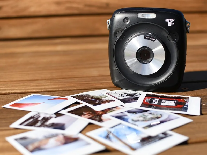 In Polaroid bằng máy ảnh Fujifilm Instax SQUARE SQ10