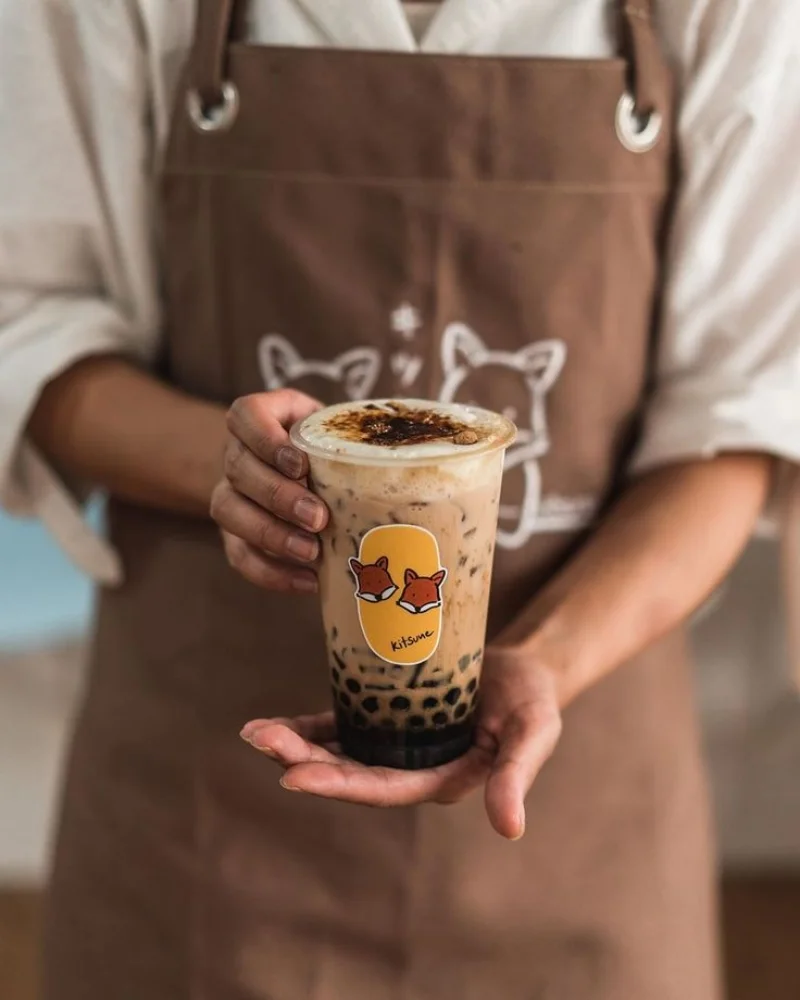 Tem dán ly trà sữa được thiết kế theo phong cách riêng của thương hiệu