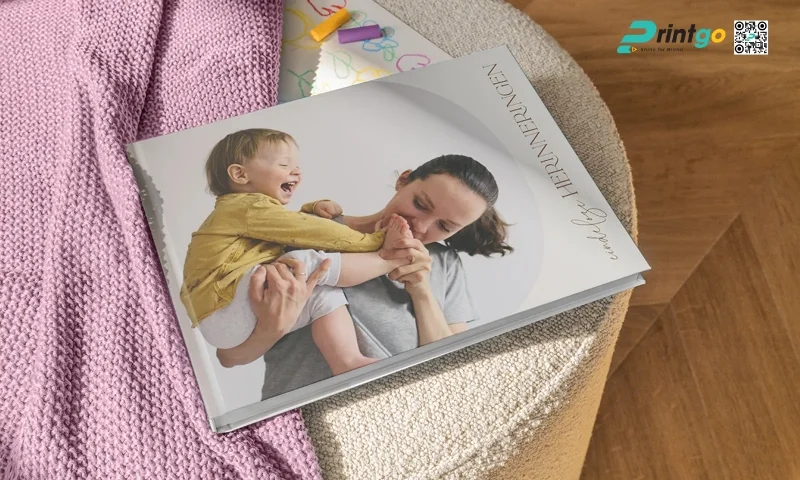 Mẫu photobook gia đình lưu giữ kỉ niệm giữa mẹ và bé 