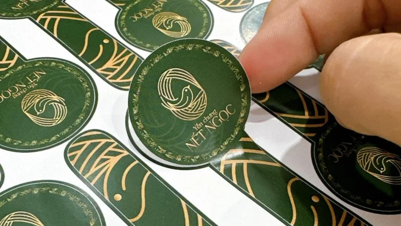 Tem decal sữa in thành tem dán logo và nhận diện thương hiệu dễ dàng 