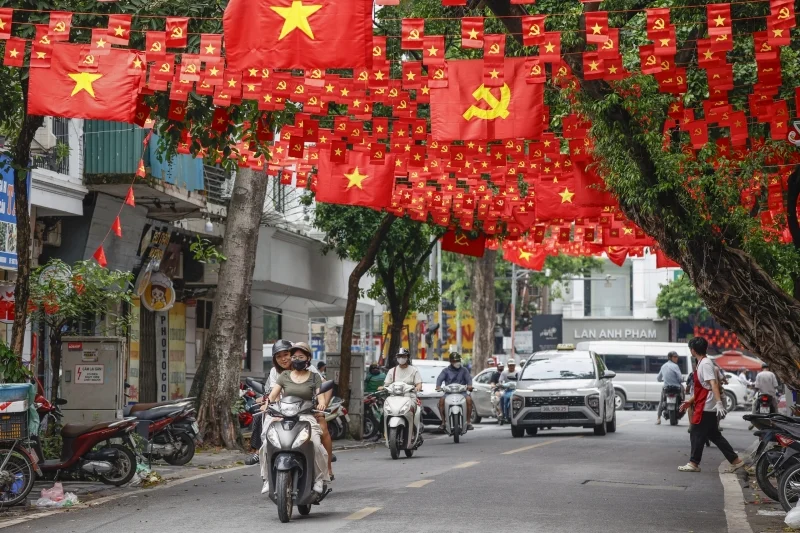 Hình ảnh phố phường ngập tràn sắc đỏ của cờ tổ quốc