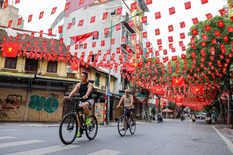 Nhuộm đỏ con đường cùng màu cờ dân tộc