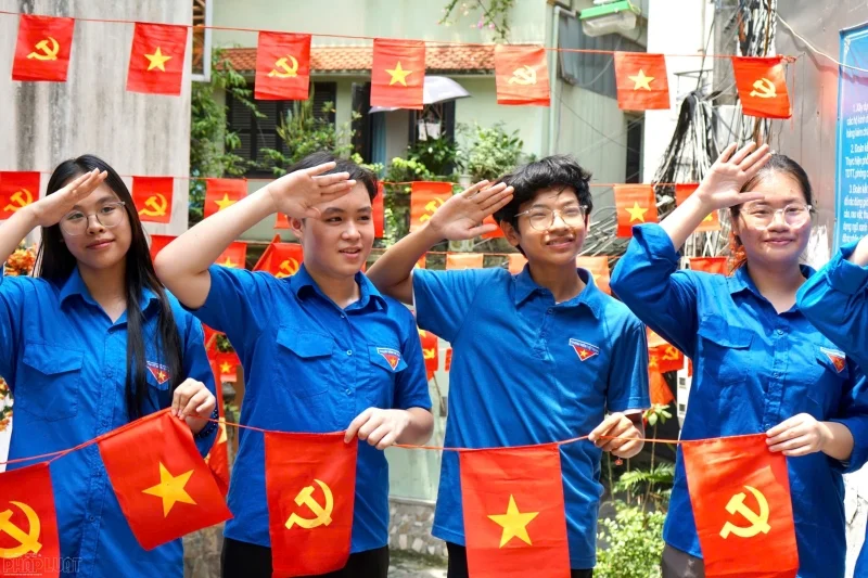 Ảnh đoàn thanh niên tình nguyện treo cờ mừng lễ 2/9