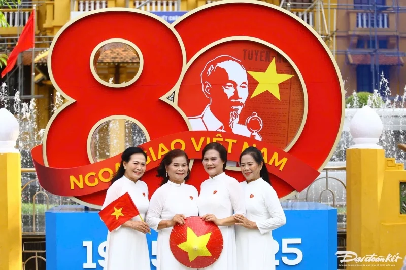 Hình ảnh người dân xuống đường mừng kỉ niệm 80 năm quốc kháng 2/9