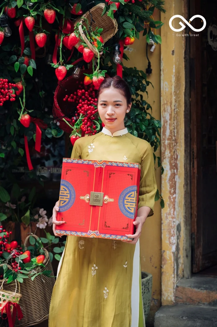 Hộp cánh bướm với khuy cài kim loại Hộp cánh bướm với khuy cài kim loại