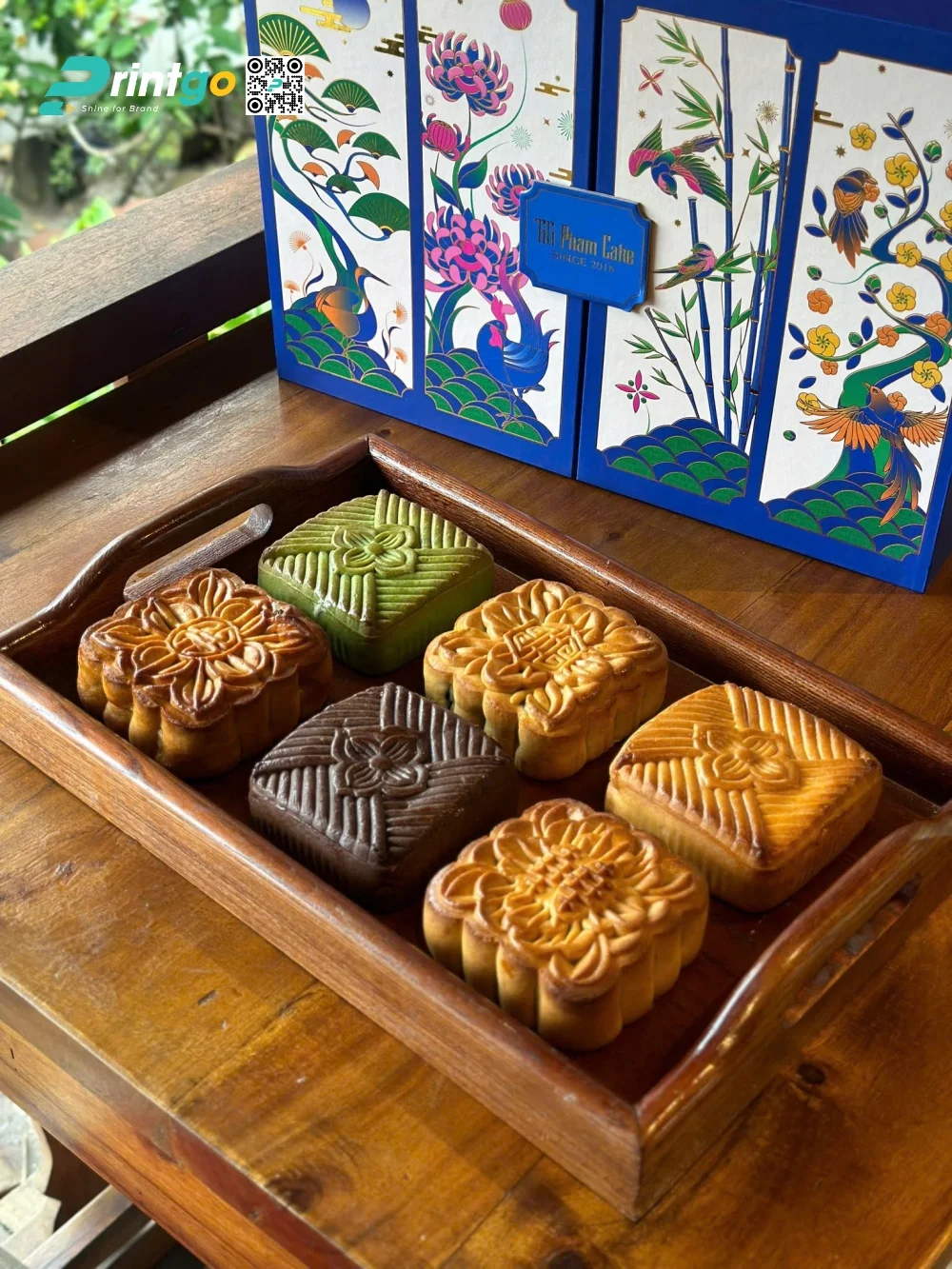 Hộp bánh trung thu Titi Pham Cake với miếng carton in logo gắn thêm nam châm