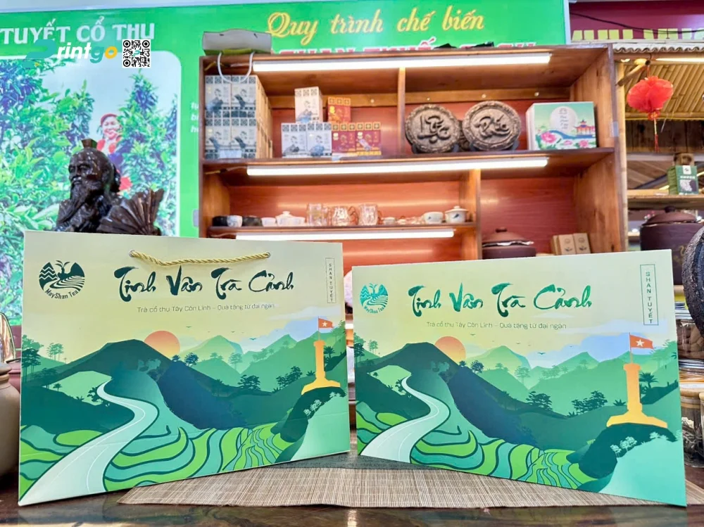 Bề mặt hộp trà Tinh Vân Trà Cảnh được xử lý như một bức tranh có chiều sâu