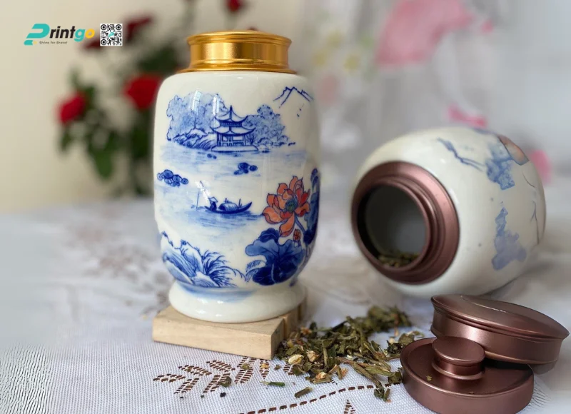 Hộp đựng chè bằng gốm với họa tiết truyền thống cổ điển