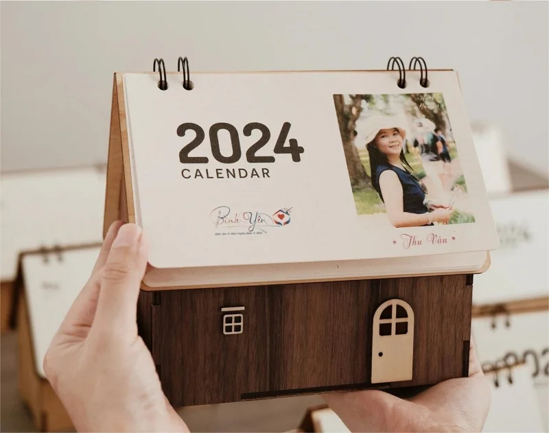 Mẫu lịch ngôi nhà gỗ in hình theo yêu cầu