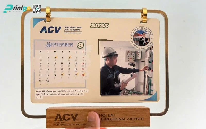 Mẫu lịch để bàn độc đáo khung kim loại