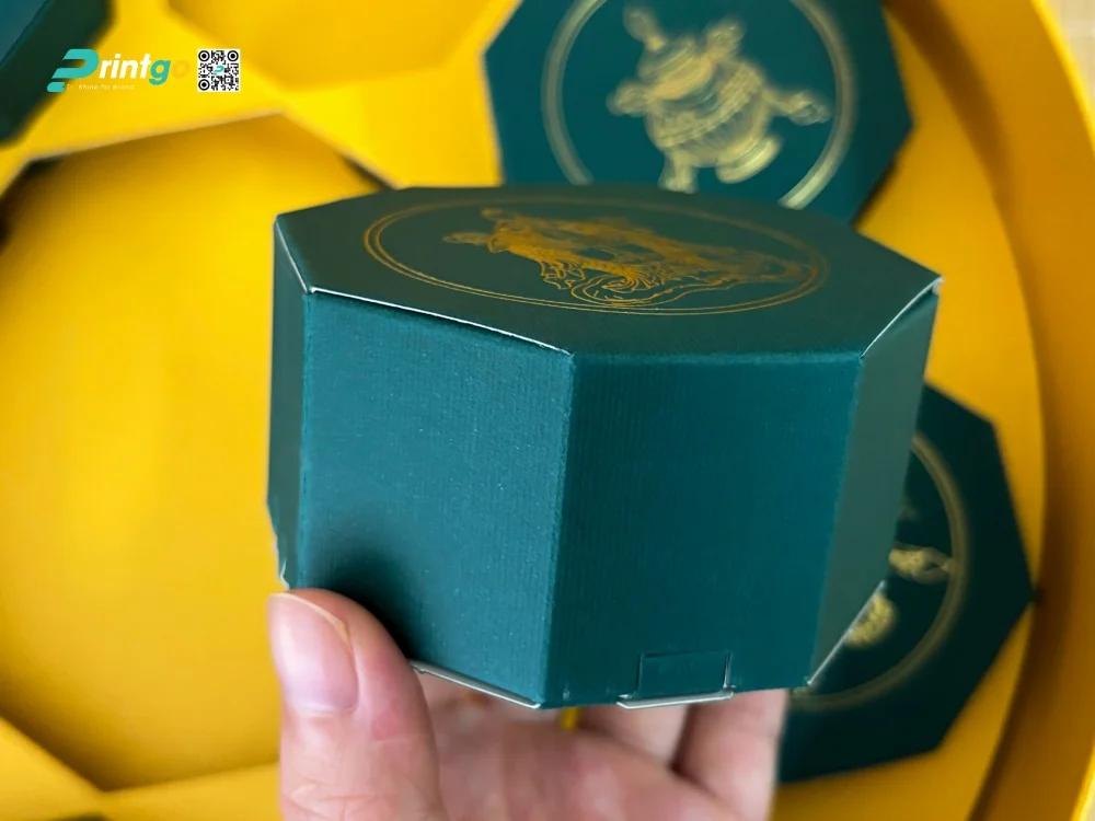Hộp con đựng bánh trung thu và trà được làm từ chất liệu giấy mỹ thuật cao cấp