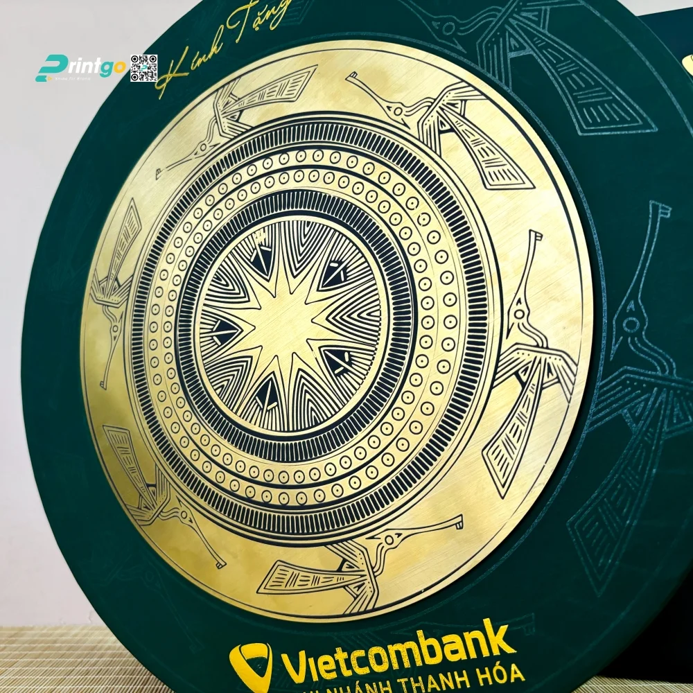 Dấu ấn đặc biệt hộp bánh trung thu Vietcombank Thanh Hóa chính là huy hiệu hình trống đồng trên nắp hộp