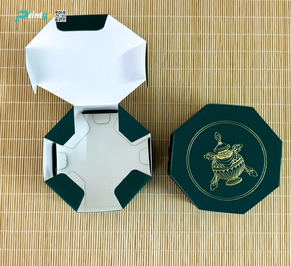 Hộp con đựng bánh trung thu và trà được sản xuất với quy cách hộp bát giác tai cài