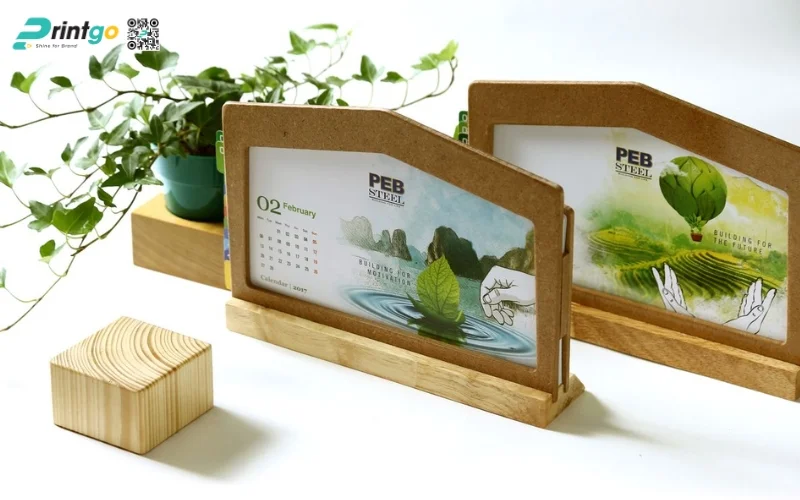 Mẫu lịch để bàn độc đáo đế gỗ