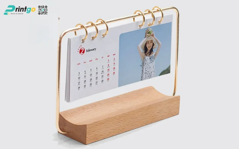 Mẫu lịch để bàn độc đáo khung kim loại