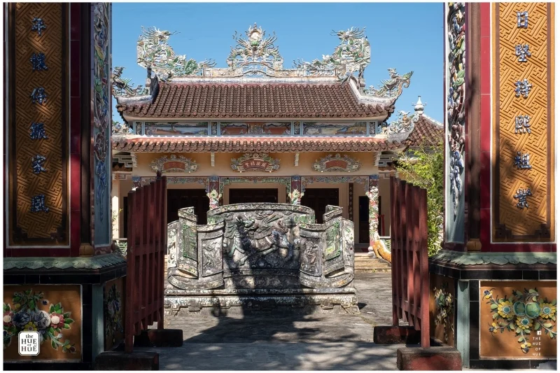 Những bức bình phong long mã tại làng Hiền Lương