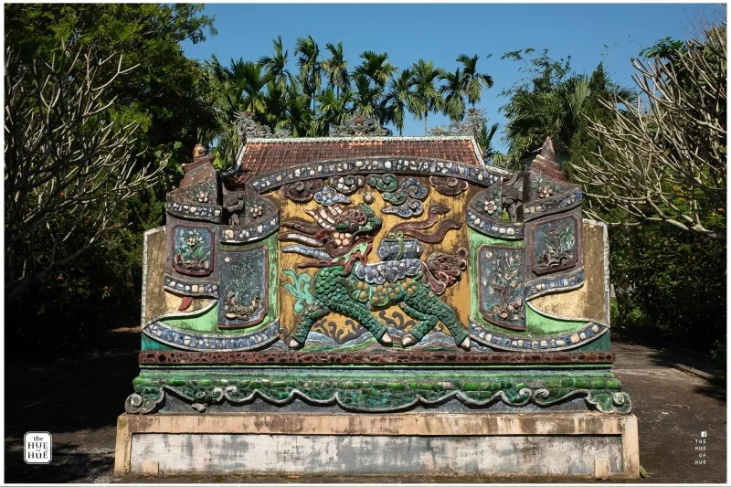 Những bức bình phong long mã tại làng Hiền Lương
