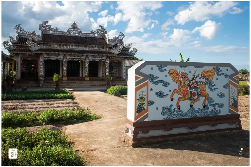 Tại đình làng Thành Trung cũng không thể thiếu tượng Long Mã 