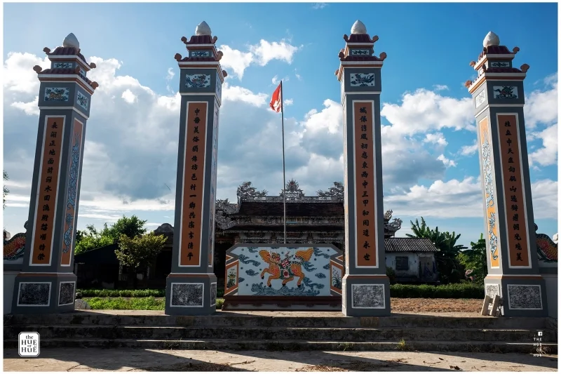 Tại đình làng Thành Trung cũng không thể thiếu tượng Long Mã 