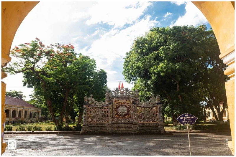 Đôi long mã trên bức bình phong trước Viện Cơ Mật