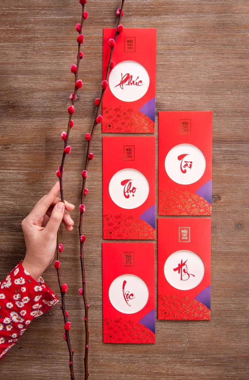 Mẫu bao lì xì viết thư pháp từng chữ may mắn 
