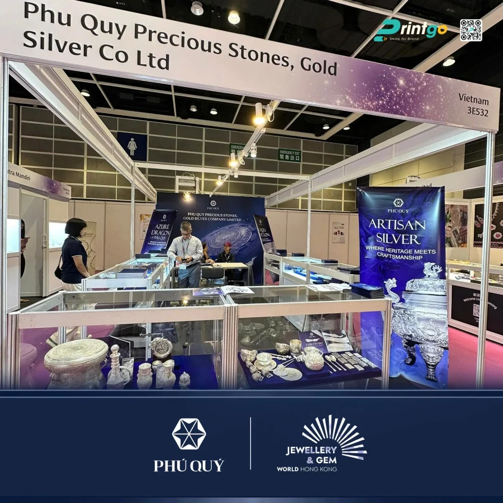 Lựa chọn sản phẩm hộp bạc Phú Quý kỷ niệm 15 năm Vietcombank tham dự Triển lãm Jewellery & Gem World (JGW) 2025 tại Hong Kong