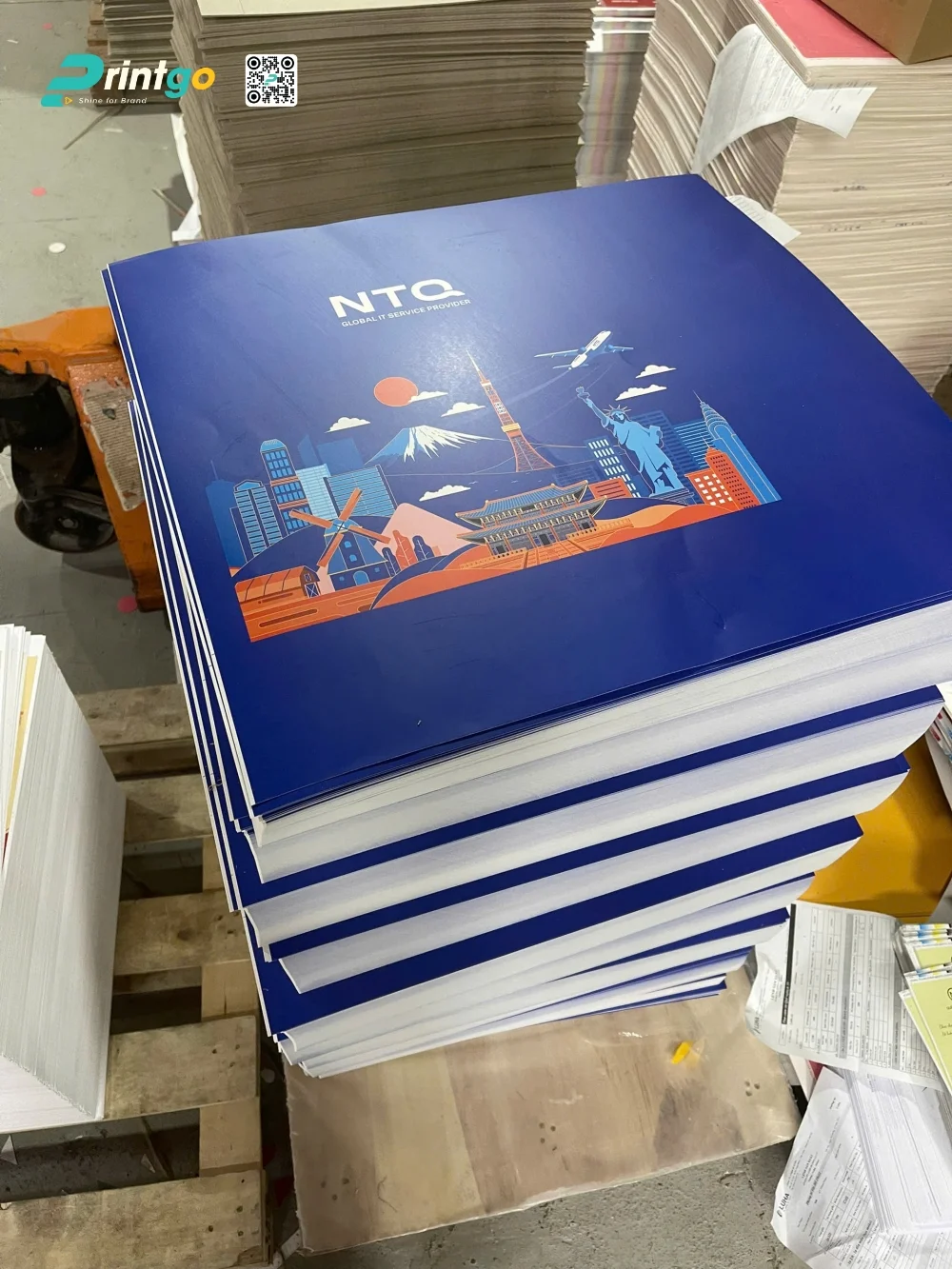 Một số hình ảnh của bộ quà tết NTQ Solution do Printgo thực hiện
