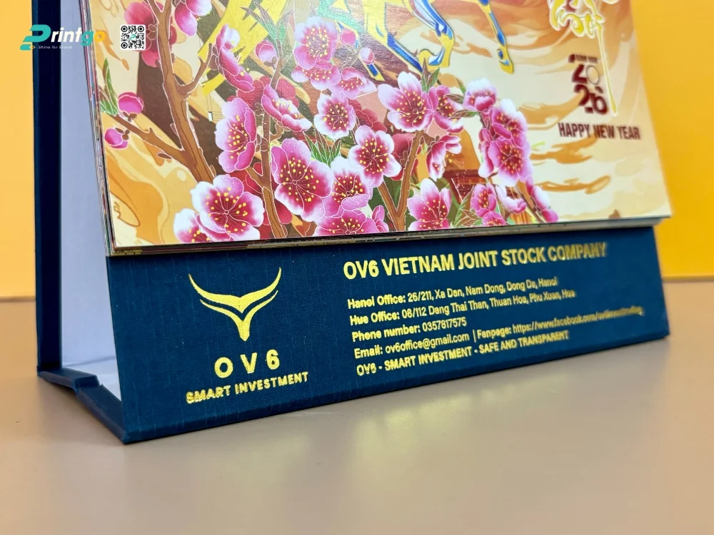 Thông tin thương hiệu OV6 được ép kim vàng trên đế lịch để bàn