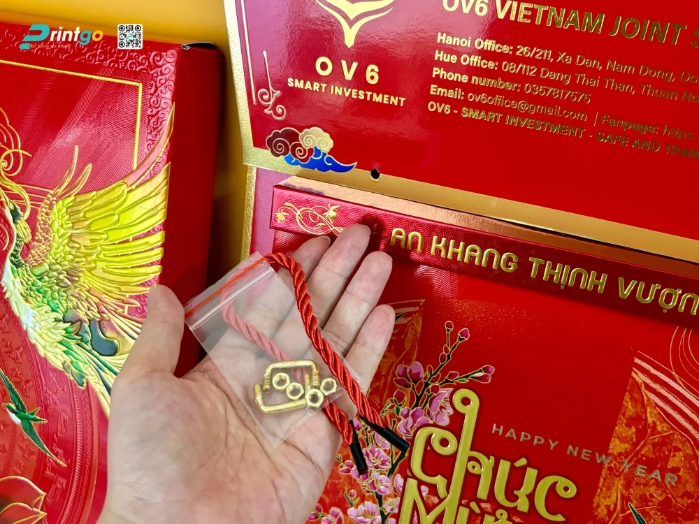 Lịch tết bloc OV6 sử dụng ốc đầu tròn và ốc chữ U mạ vàng