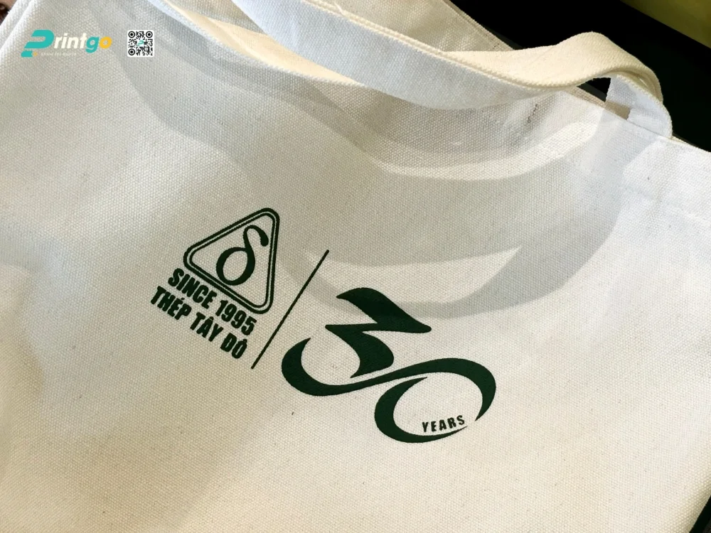 Bộ quà tặng với túi vải chất liệu cao cấp in logo 30 năm